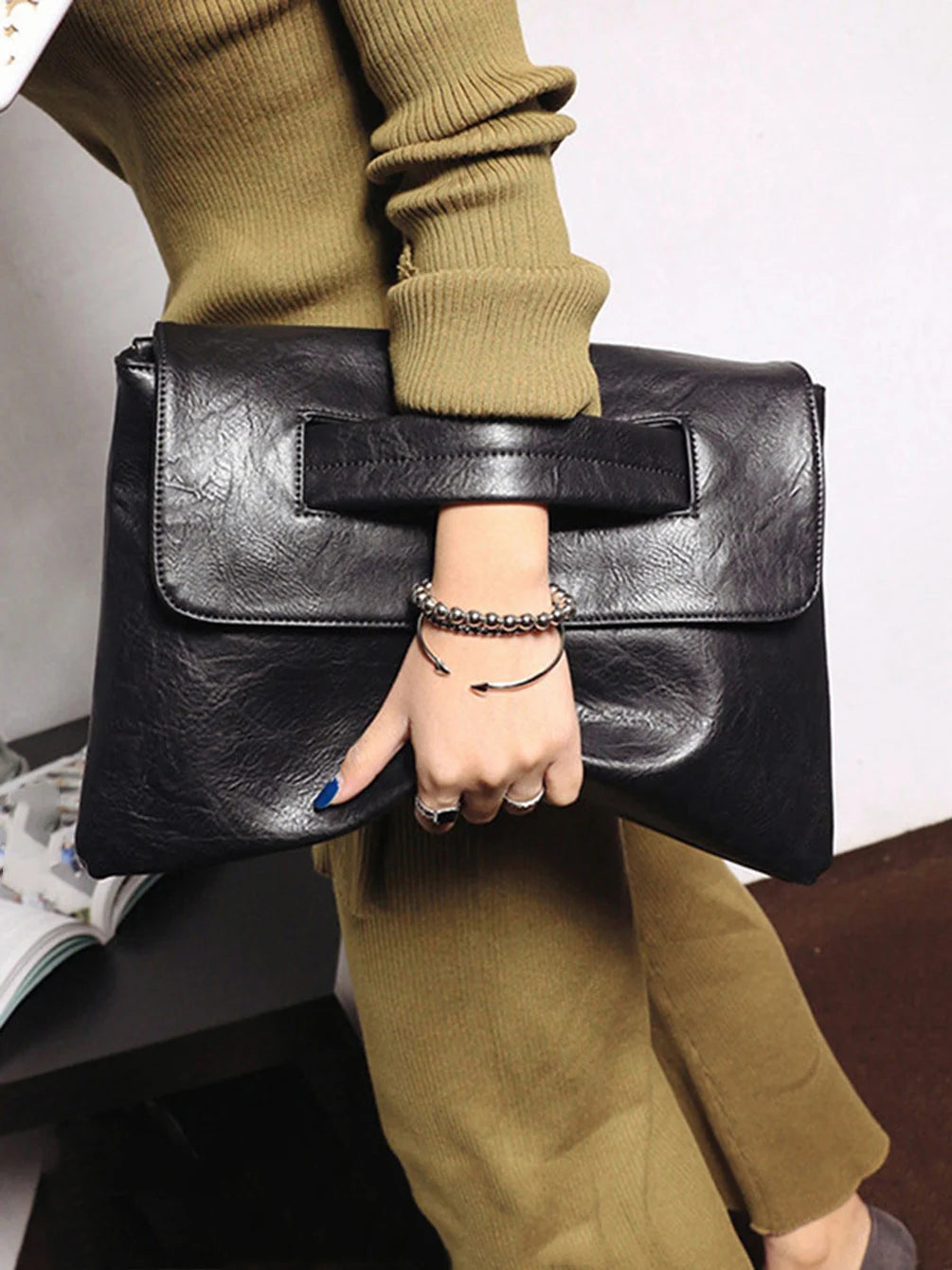 Elegant and exquisite wristlet handbag